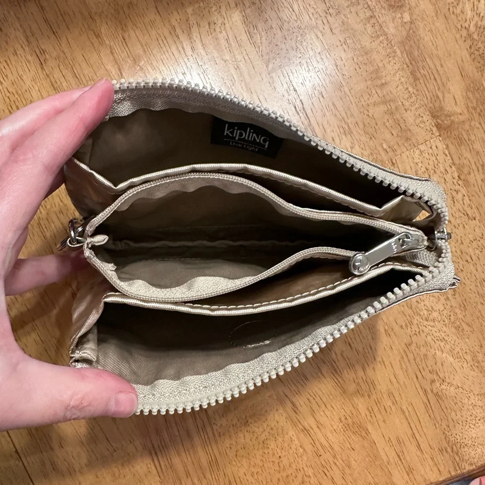 Kipling Set Alvar Metallic Glow Nylon Crossbody Gold & Large Creativity Wallet - Picture 11 of 14